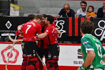 Los rojinegros celebran uno de los tres goles ante el Cerdanyola.