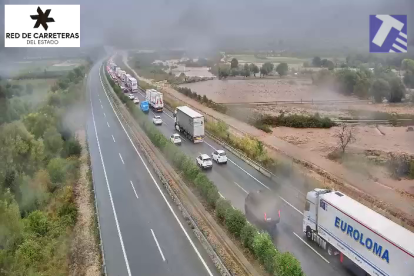 La AP-7, cortada por las lluvias.