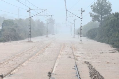 Vías del tren inundadas en el Montsià.