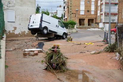 Una furgoneta terminó encima de un banco empujada por la fuerza del agua en Alcanar.