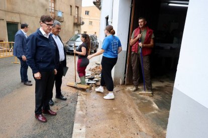 El presidente de la Generalitat, Salvador Illa, visitando uno de los municipios afectados