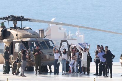 El rehén israelí liberado Matan Zangauker saluda a su llegada al helipuerto del Hospital Ichilov en Tel Aviv, Israel.