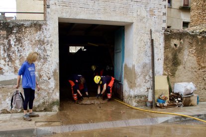 Los bomberos ayudando a limpiar el almacén de Lluïsa, en Santa Bàrbara