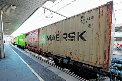 Tren de mercancías en la estación de Tarragona