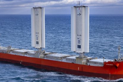 El buque de carga Pyxis Ocean, en plena navegación con sus aerogeneradores desplegados