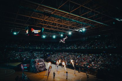 Un espectacular salto en una cita ya disputada del Freestyle World Tour.