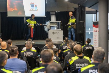 Los instructores, con el simulador ‘resqfire1’, ayer en el Espai Cultural Sala del Mar.