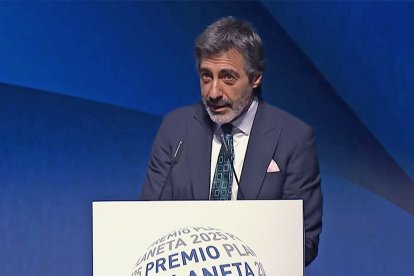 Juan del Val, recogiendo el premio.