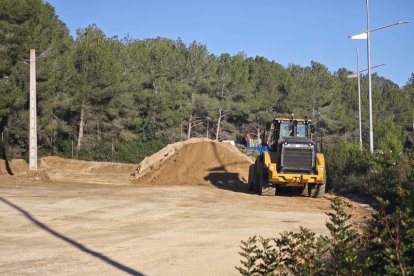 Una máquina trabajando en el parking de Adif que ahora se reactivará. FOTO: DT