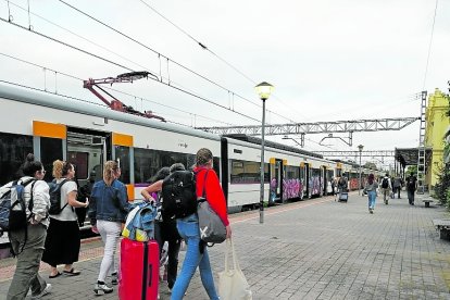 Pasajeros procedentes de Barcelona, bajando en la estación de Valls, ayer sobre las 19 h.