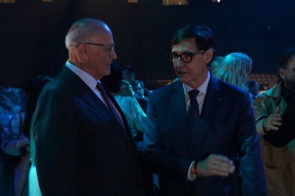 El presidente del Banc Sabadell, Josep Oliu, junto al president de la Generalitat, Salvador Illa, en una imagen de archivo