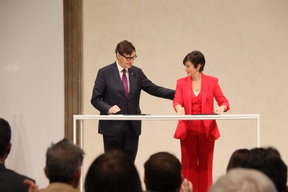 El presidente de la Generalitat, Salvador Illa, y la ministra de Vivienda, Isabel Rodríguez, en el acto de firma