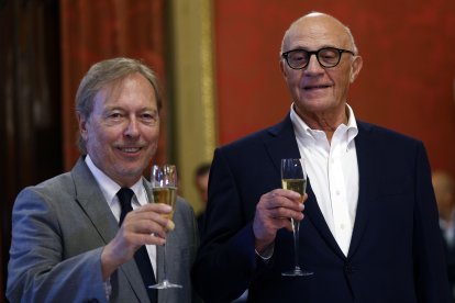 El presidente del Banc Sabadell, Josep Oliu (derecha), acompañado por el presidente de la Cambra de Comerç de Barcelona, Josep Santacreu, celebra con cava el fracaso de la opa.
