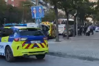 Los tres vehículos han cortado uno de los dos carriles de la avenida Països Catalans en dirección al barrio de Sant Pere i Sant Pau.
