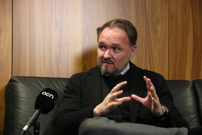 El comisario de Energía y Vivienda, Dan Jørgesen, durante una entrevista en la sede de la Comisión Europea