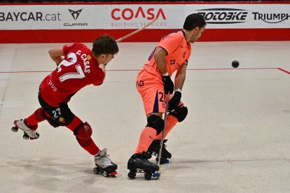 Carles Casas busca el remate ante la oposición de Sergi Aragonès.