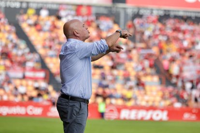 Luis César da instrucciones en la banda ante el Tarazona.