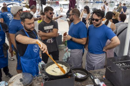 Participants preparant el tradicional arrossejat