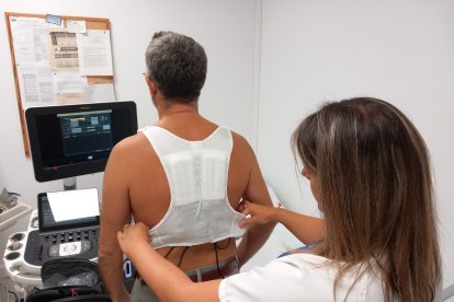 El chaleco detecta alteraciones peligrosas en el ritmo cardíaco y, si es necesario, administrar una descarga eléctrica con el objetivo de salvar la vida del paciente