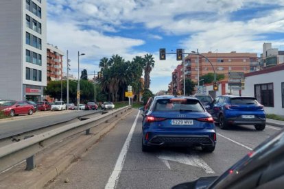 Los coches que llegan a Tarragona no pueden acceder a la avenida Andorra, cortada por los abras.