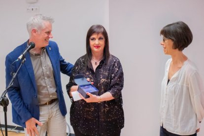 Joana Serret en el moment del rebre el premi