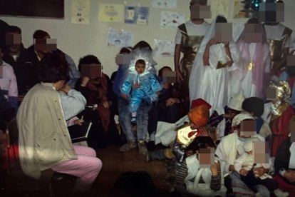 Alba, de pequeña, en el centro de la imagen, durante un acto con la comunidad.
