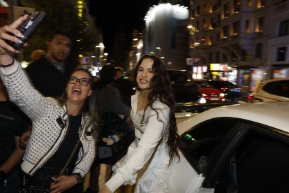 La artista Rosalía a su llegada a Callao en una aparición sorpresa para presentar su cuarto álbum, este lunes en Madrid.