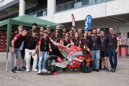 L'equip URVoltage Racing, amb la moto amb la qual van competir al circuit de Motorland Aragó.