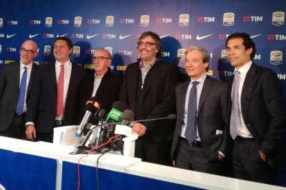 Tatxo Benet (centro) y Jaume Roures (a su derecha) tras la firma del acuerdo entre Mediapro y la Serie A italiana en 2018