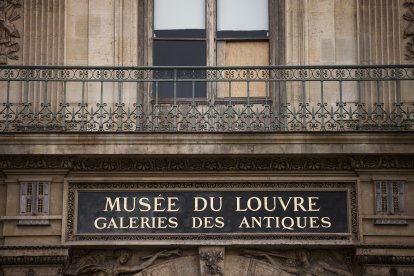 La fachada del Museo del Louvre.