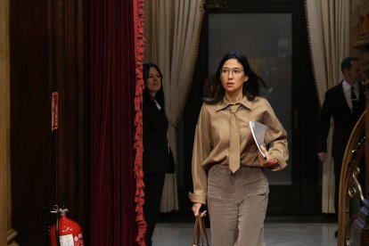 La consellera Núria Parlón arriba a l'hemcicle del Parlament