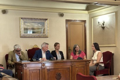 Pla extraordinari d'Amposta, en què Ariadna Tomàs (a la dreta), ha pres possessió,