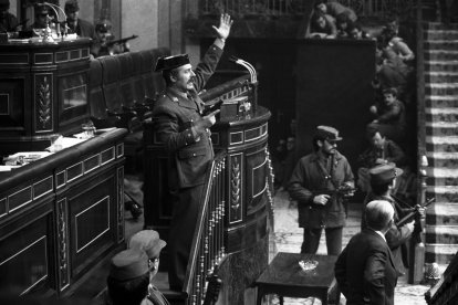 Fotografía de archivo (23/02/1981), del teniente coronel Antonio Tejero cuando irrumpió, pistola en mano, en el Congreso de los Diputados durante la segunda votación de investidura de Leopoldo Calvo Sotelo como presidente del Gobierno.