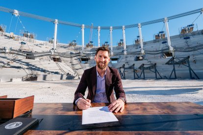 El jugador argentino Lionel Messi firmando su renovación con el equipo en el centro del Freedom Park.