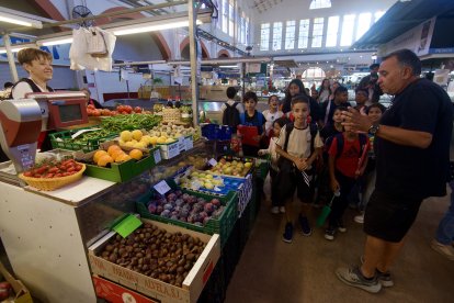 Alumnes de l'escola Consol Ferré, al Mercat Municipal.