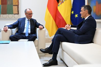 El presidente del Gobierno español, Pedro Sánchez, conversa con el canciller alemán, Friedrich Merz, en el Palacio de la Moncloa