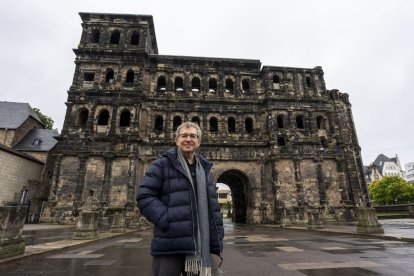 Santiago Posteguillo, delante de la Porta Nigra, en Alemania.