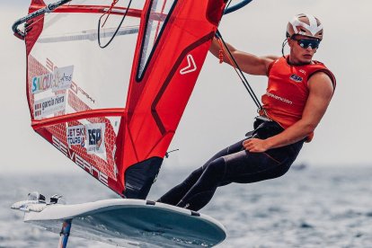Sandro Portune, navegando sobre su tabla.