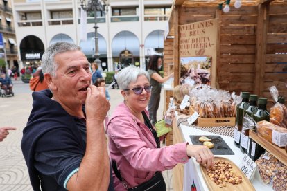El públic ha pogut degustar avellanes de la DOP de Reus a les diferents parades que es s'han instal·lat a la plaça Prim.