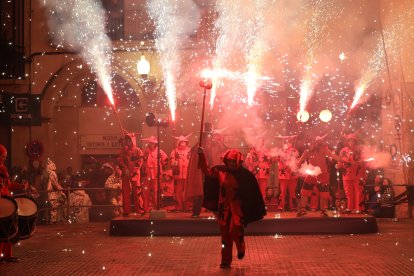 Els diables mostrant el seu pdoer, a la plaça del Blat aquest dissabte, 25 d'octubre.