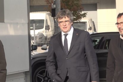 El líder de Junts, Carles Puigdemont, llegando a la reunión del partido para decidir el futuro del pacto con el PSOE