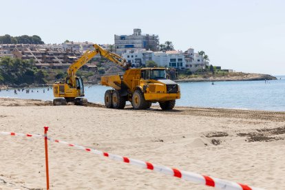 Máquinas trabajando en la playa de Altafulla, este verano, trasladando arena de reservocior propios a Botigues de Mar.