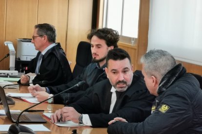 El acusado, de perfil a la derecha