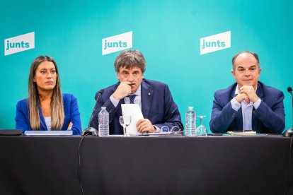 El presidente de JxCat, Carles Puigdemont (c), junto al secretario general, Jordi Turull (d), y la vicepresidenta, Míriam Nogueras (i)