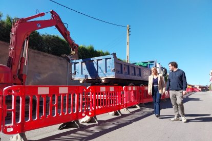 L'alcaldessa, Dolors Farré, visitant les obres del carrer Ametllers, al barri de Sant Josep Obrer.