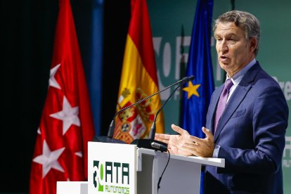 MADRID, 27/10/2025.- El líder del Partido Popular, Alberto Núñez Feijóo, interviene durante la entrega de los XXIV premios Autónomo del Año en Madrid, este lunes. EFE/Javier Lizón