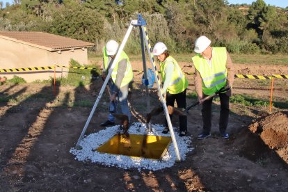 La consellera de Territori, Sílvia Paneque, posant la primera pedra de la depuradora de Vila-rodona.