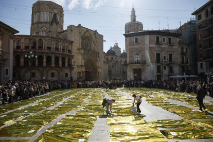 229 mantas térmicas han tapizado el suelo de la zona central de la Plaza de la Virgen de València, frente al Palau de la Generalitat, en recuerdo de las víctimas mortales de la dana