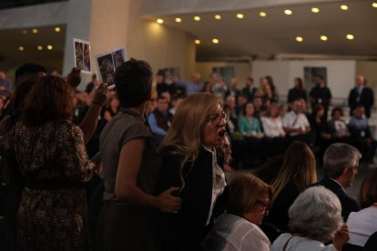 Una mujer grita contra el presidente valenciano Carlos Mazón, durante el funeral de Estado a las víctimas de la dana de hace un año