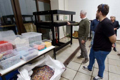 L’Institut Montsià construeix una màquina de premsat de plàstic reciclat per al FabLab Terres de l’Ebre